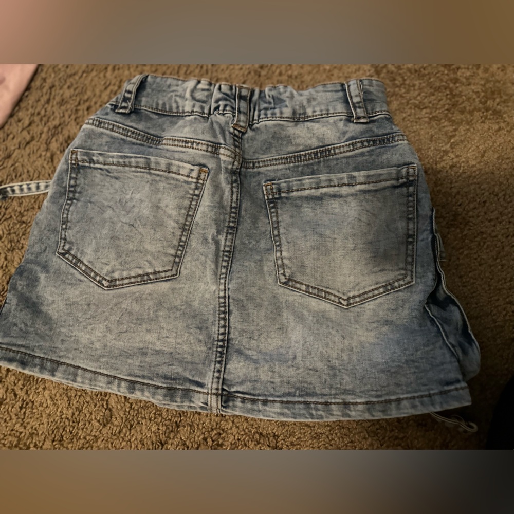 Stylish Denim Mini Skirt with Pockets - Picture 2 of 3